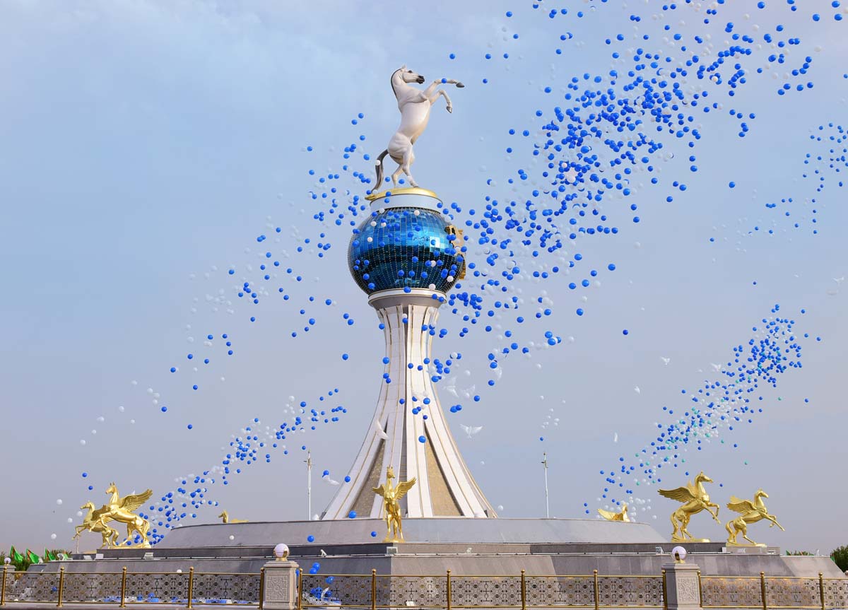 ARKADAG ŞÄHERINIŇ BEZEGI «AKHAN»