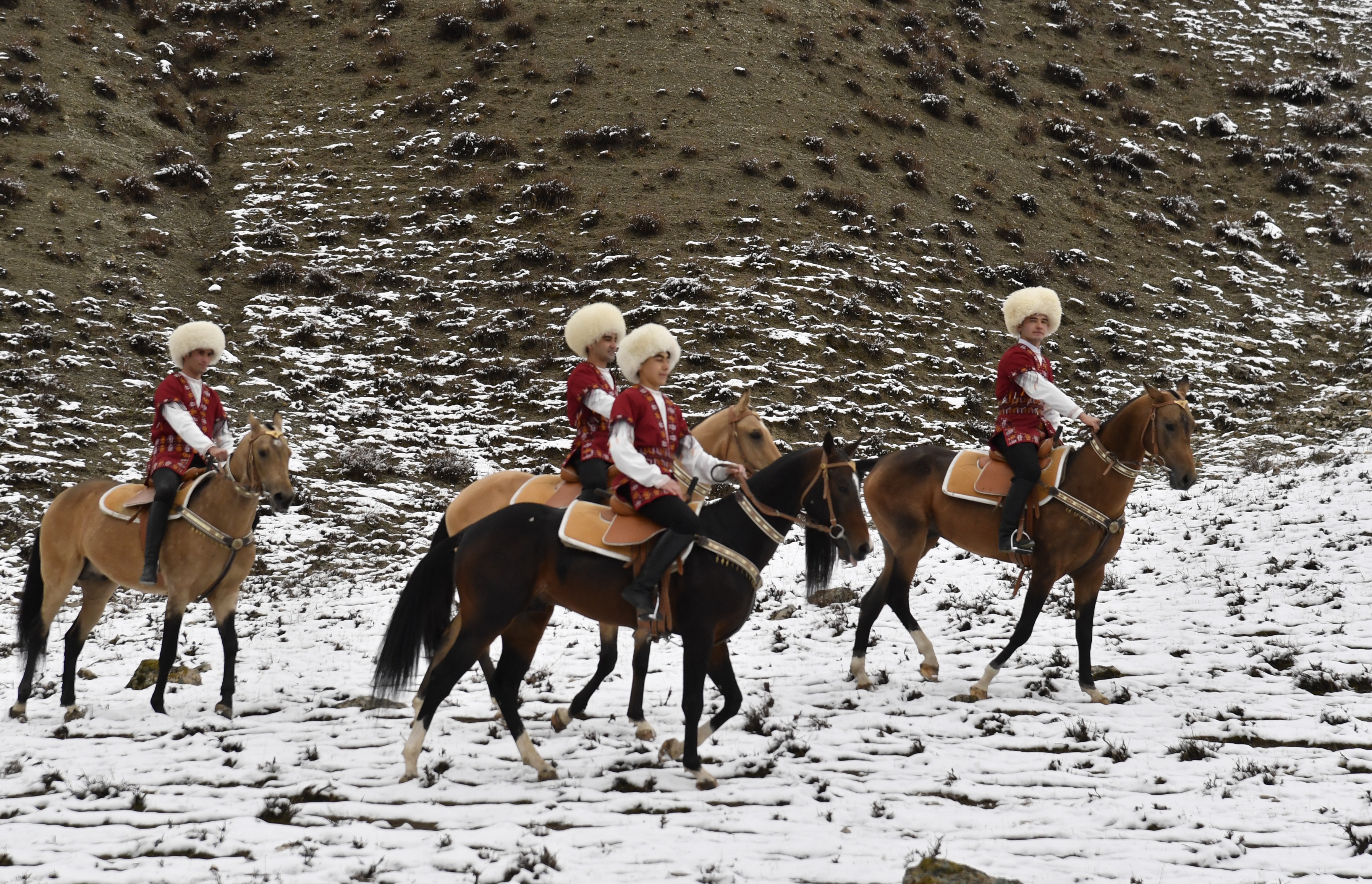 OWAZASY DÜNÝÄ DOLAN BEDEWLER